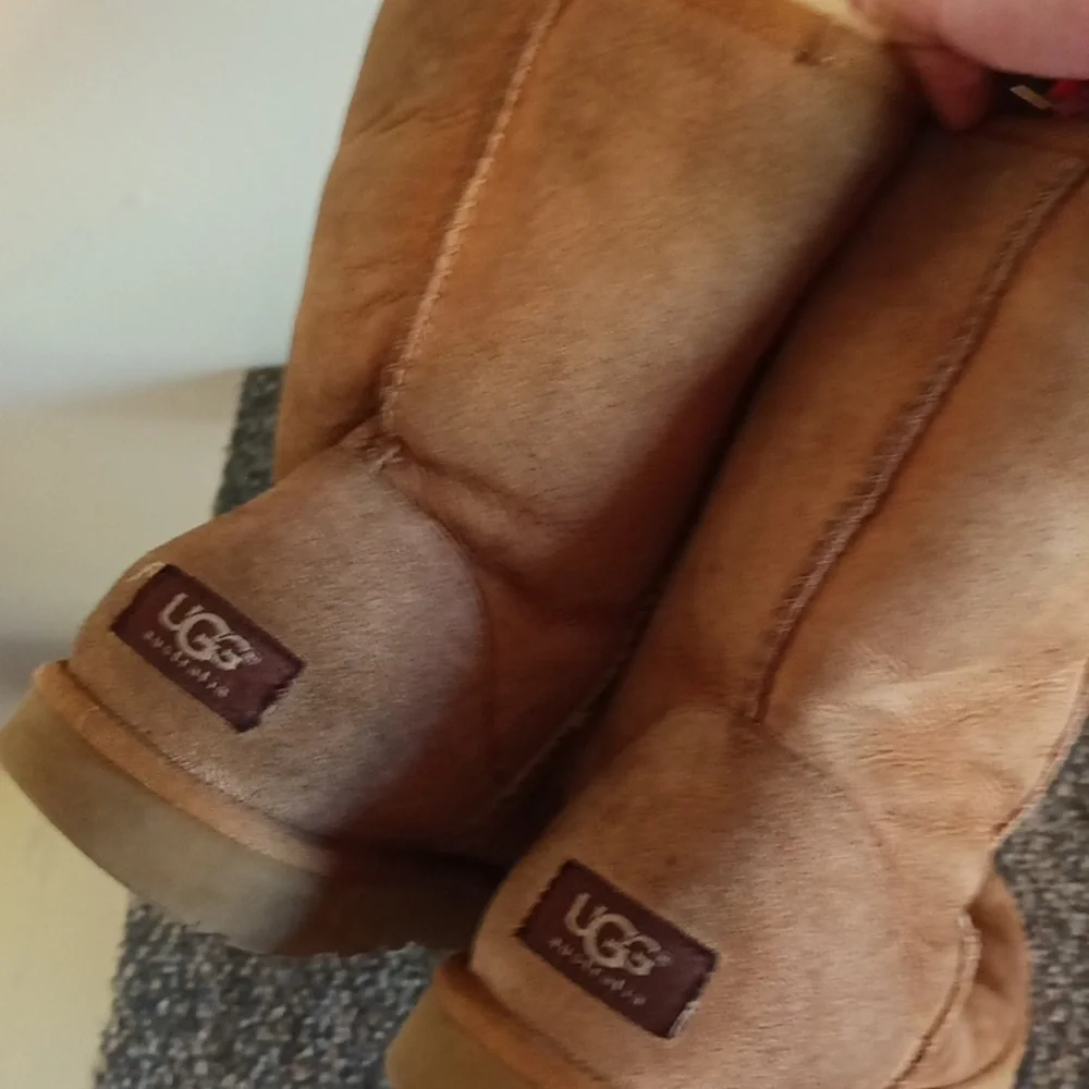 UGG Classic short women's winter boots tan size 9